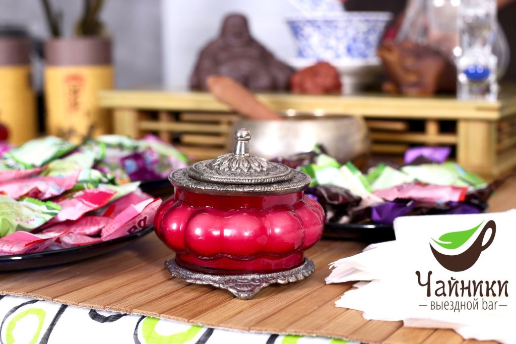 Экзотическая посуда и чайная атрибутика приятно удивит гостей